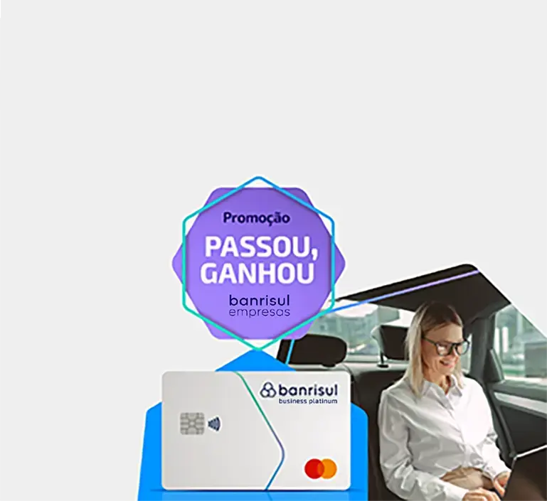 imagem de mulher no banco de tr�s de carro, cart�o banrisul business platinum e lettering da campanha passou ganhou